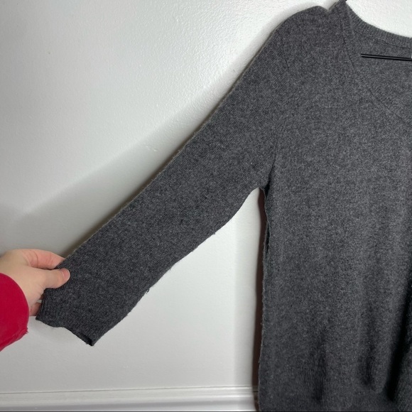 Neiman Marcus 100% Cashmere Grey 3/4 Sleeve V-Neck Sweater Womens L - Picture 8 of 10